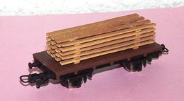 Lima H0 Flachwagen, mit Holzstapel, mit Metallräder