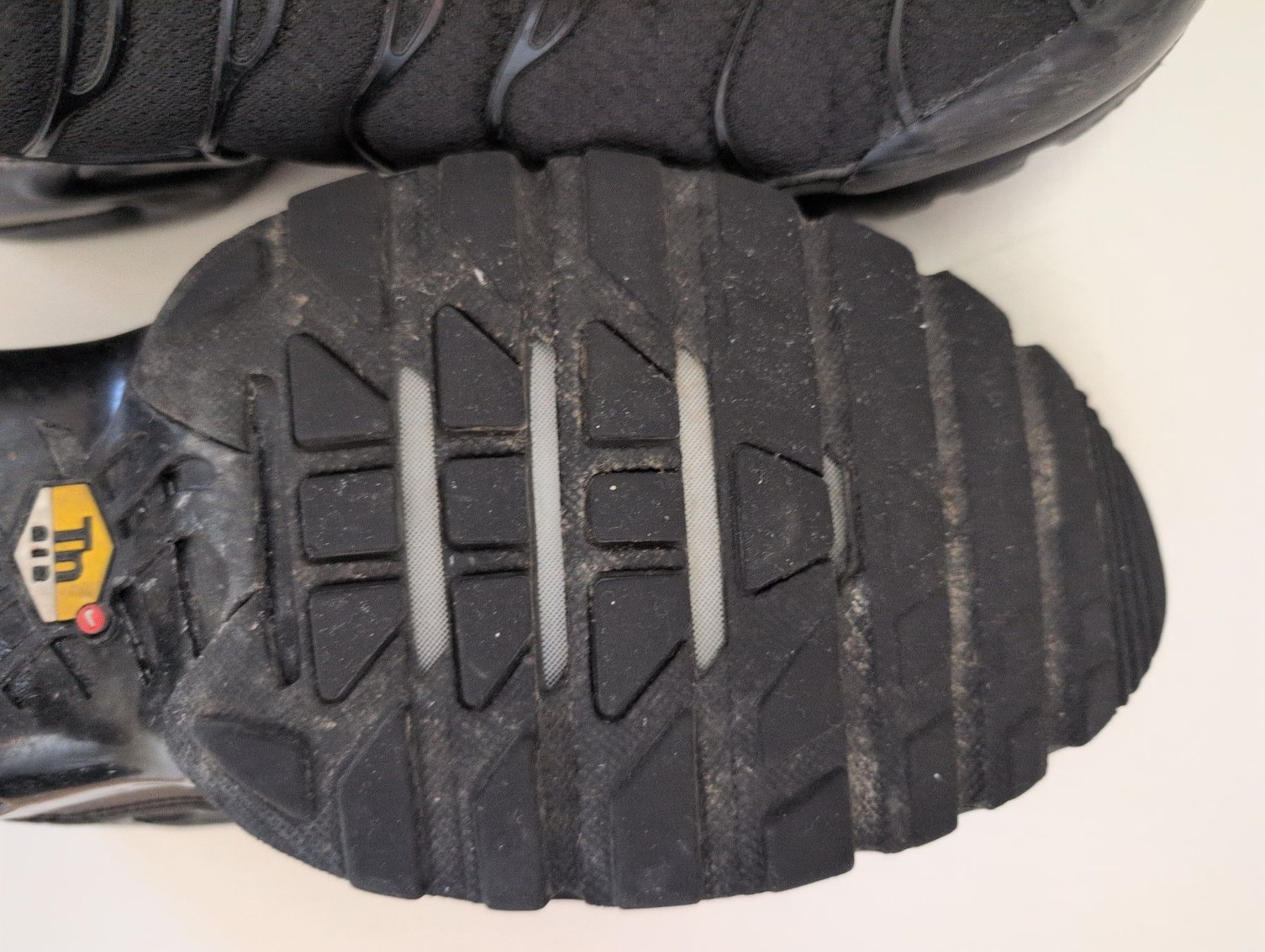 Nike Scarpe da uomo: Nike Air Max Plus "Triple Black" (EU44.5) – Usato da Montreux venduto da kambio 2
