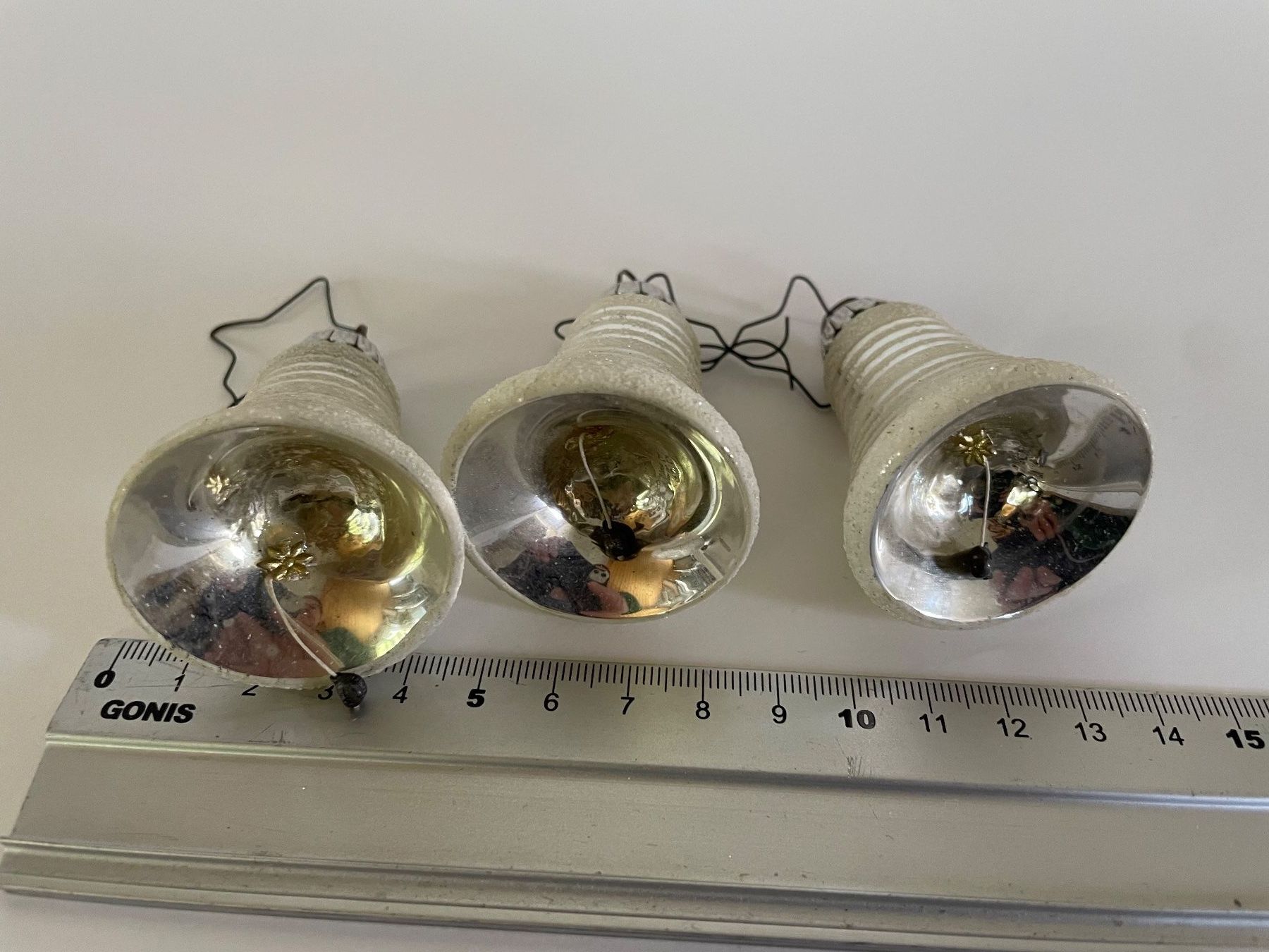 Tutte le decorazioni: 3 antike Weihnachtsbaum-Glöckchen, weiss-silber – Usato da Cham venduto da 2eye 2