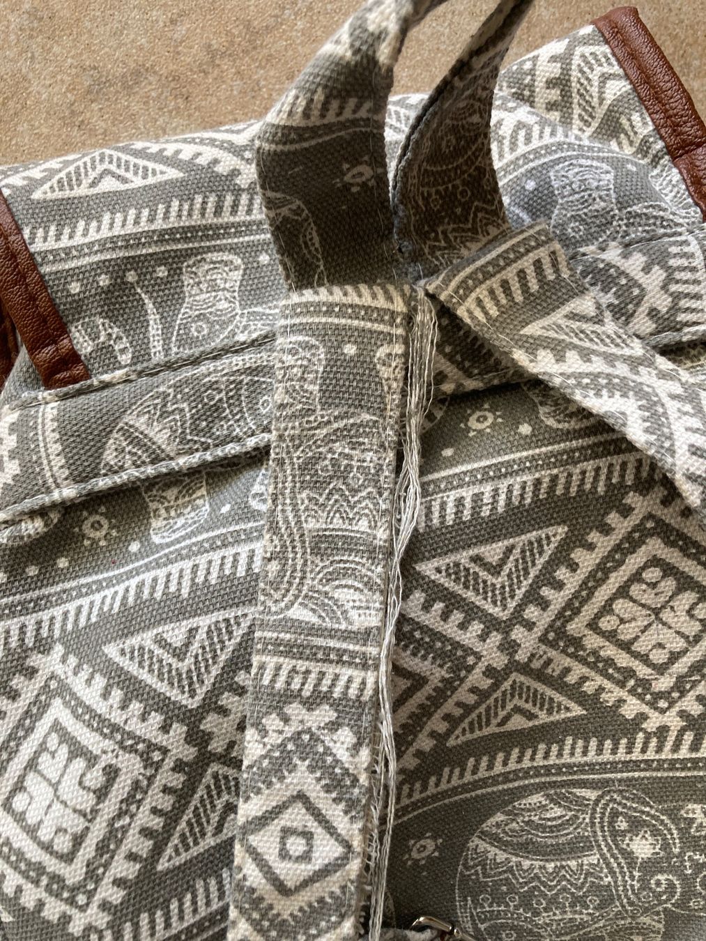 Zaini: Rucksack mit Elefantenmuster, Chicorée – Usato da Gelterkinden venduto da froggy80 2