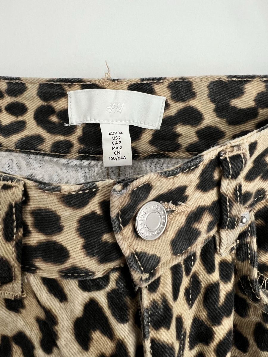 H&M Jeans: Jeans mit Leopardenmuster H&M – Usato da Gachnang venduto da todressgolden 2