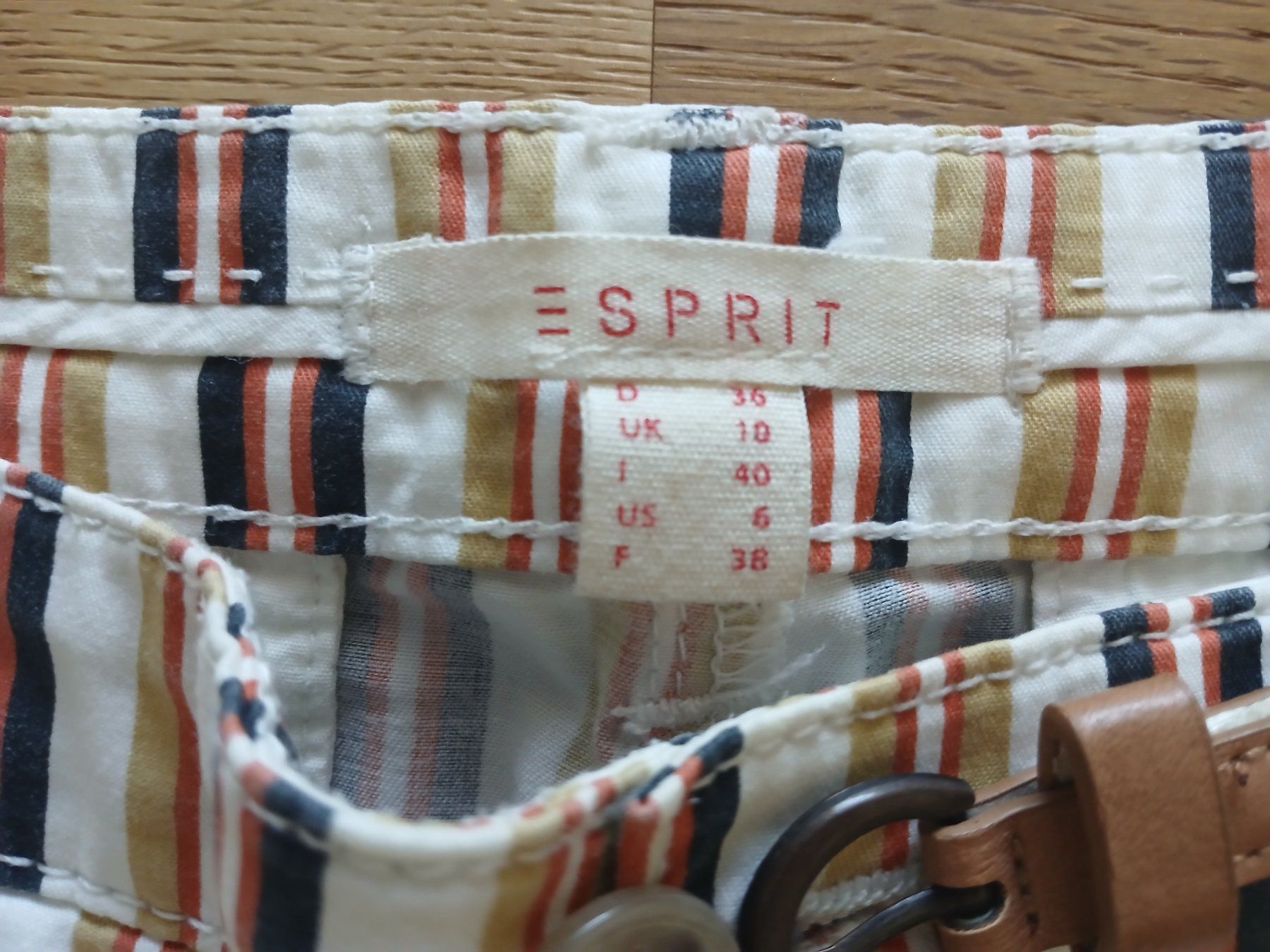 Esprit Pantalons: Pantaloni corti Esprit – D'occasion à Baar par fla_v78d 1