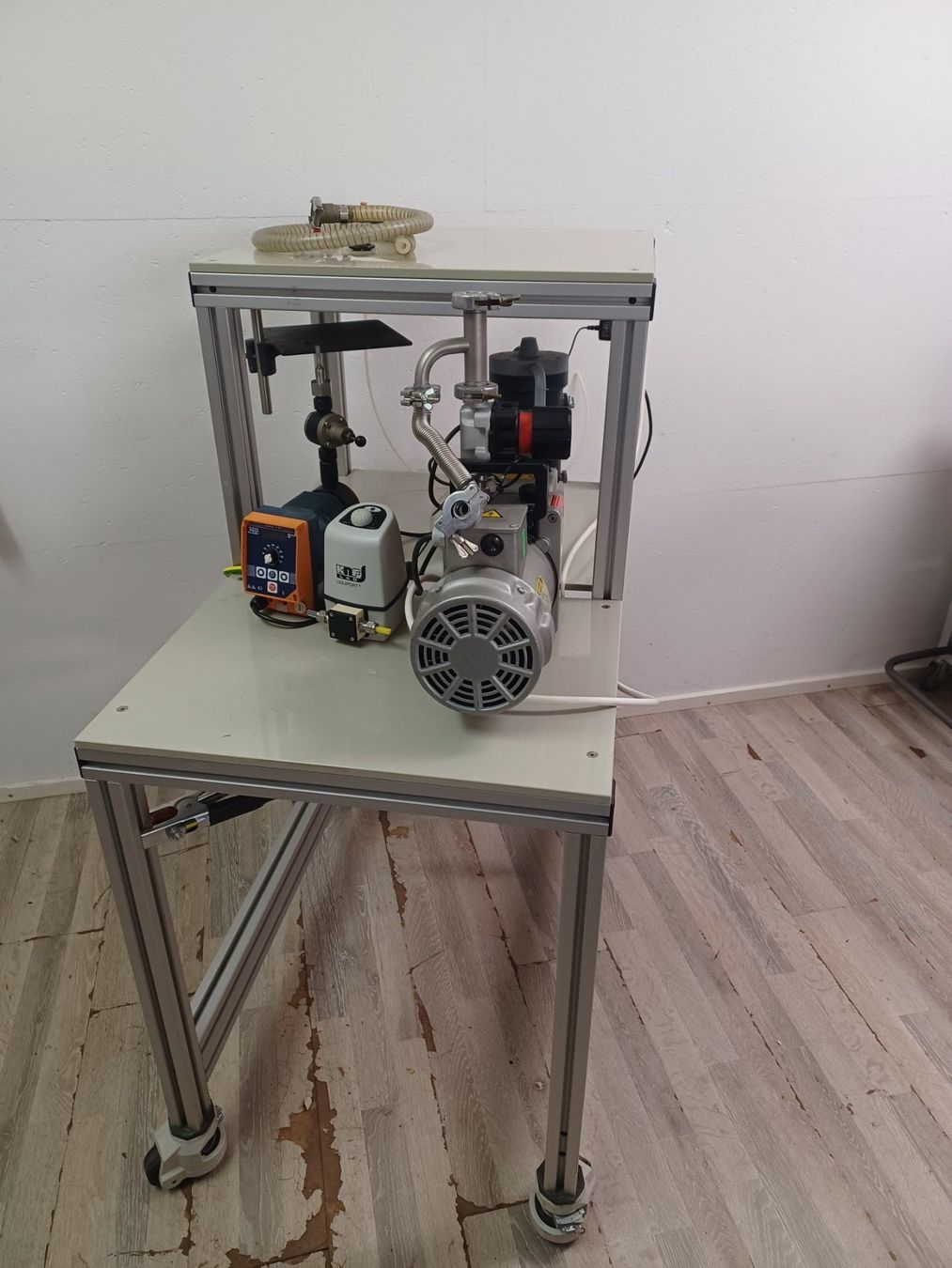 Accessori da laboratorio: Gebrauchte Labor-Servicestation mit Edwards Hochvakuumpumpe – Usato da Niederdorf venduto da LeptonAG_Labor 1