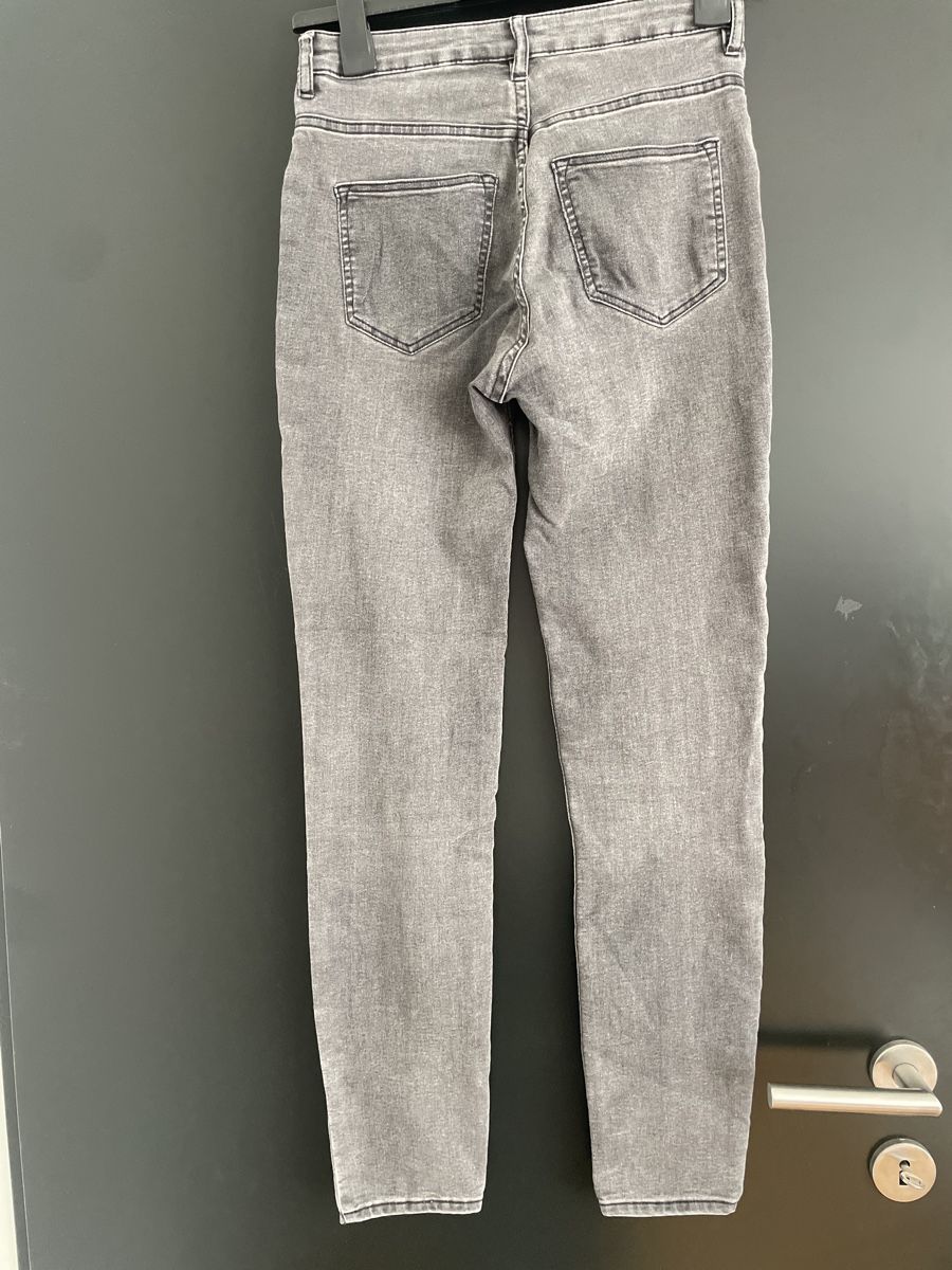 H&M Jeans: Skinny Jeans dunkelgrau Gr. 34 – Gebraucht aus St. Niklausen LU von car_2562 1