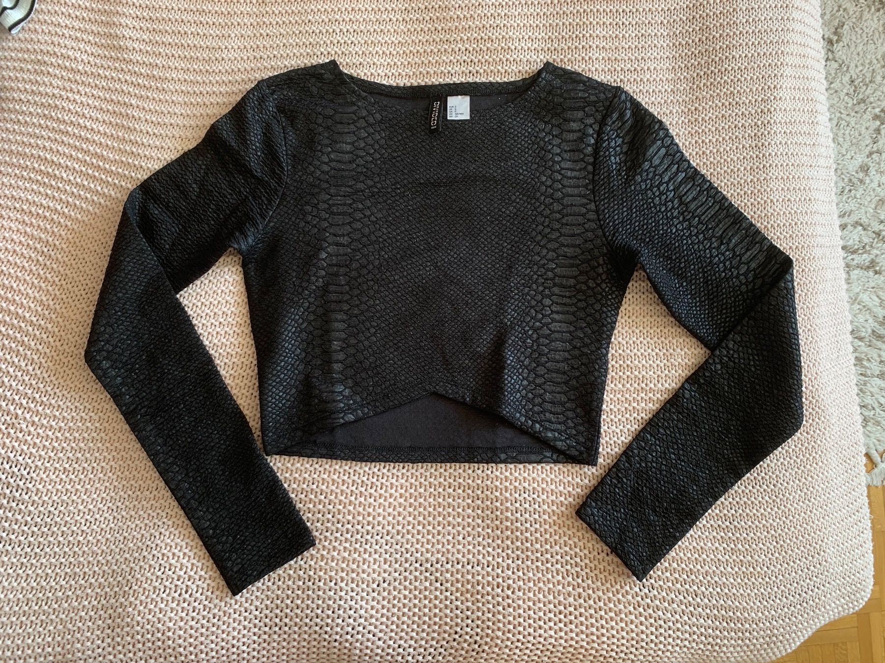 H&M Camicette, T-shirt & Top: Crop top noir effet serpent – Usato da Montreux venduto da Iza_81199