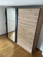 Kleiderschrank mit Schiebetüren
