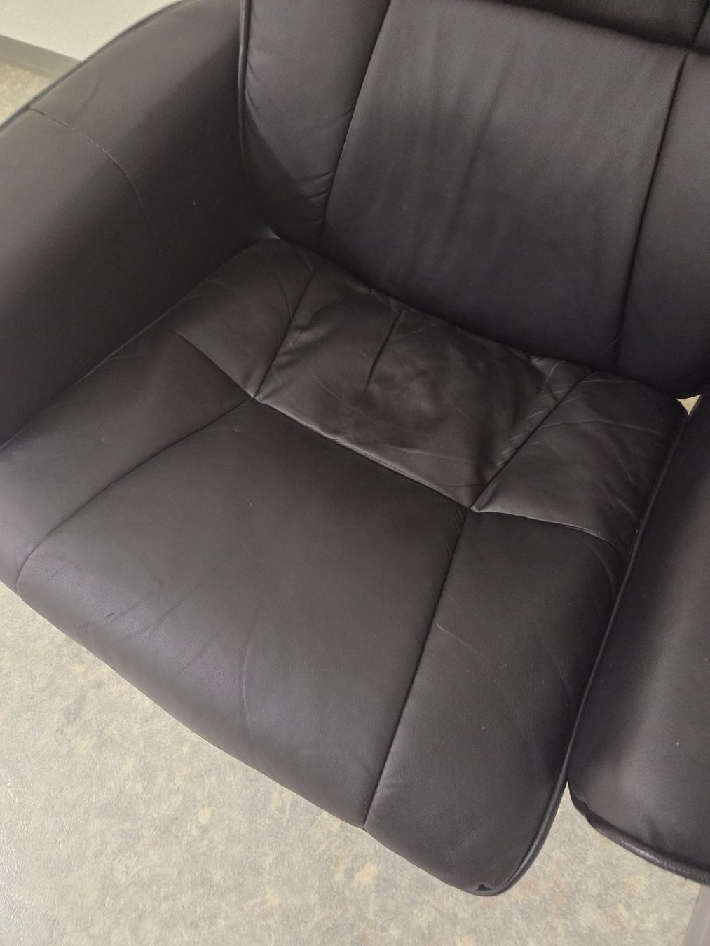 Sessel: Comfortable Black Leather Swivel Chair - Some Damage – Gebraucht aus Lachen SZ von col_bw5v 7