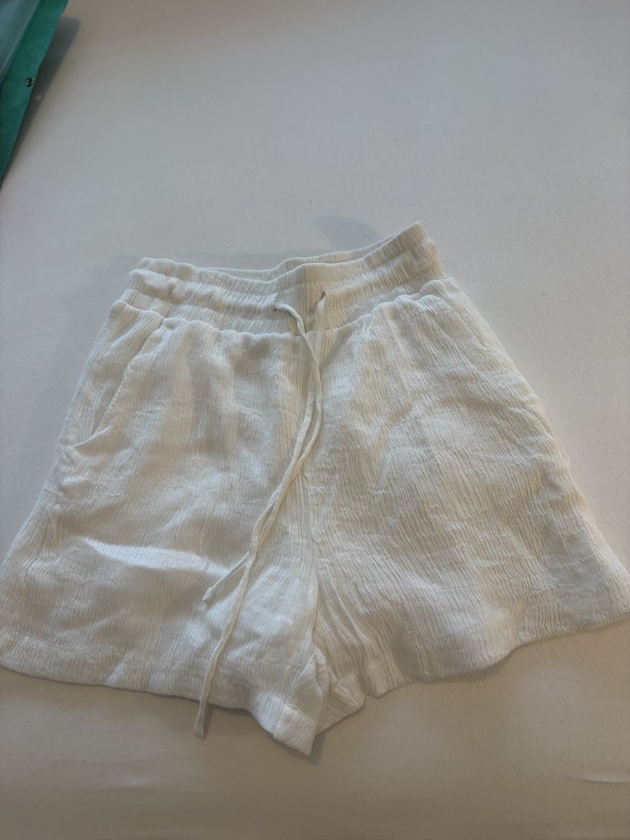 Bershka Pantaloni: Short blanc Bershka  – Usato da Pully venduto da ari_78pk