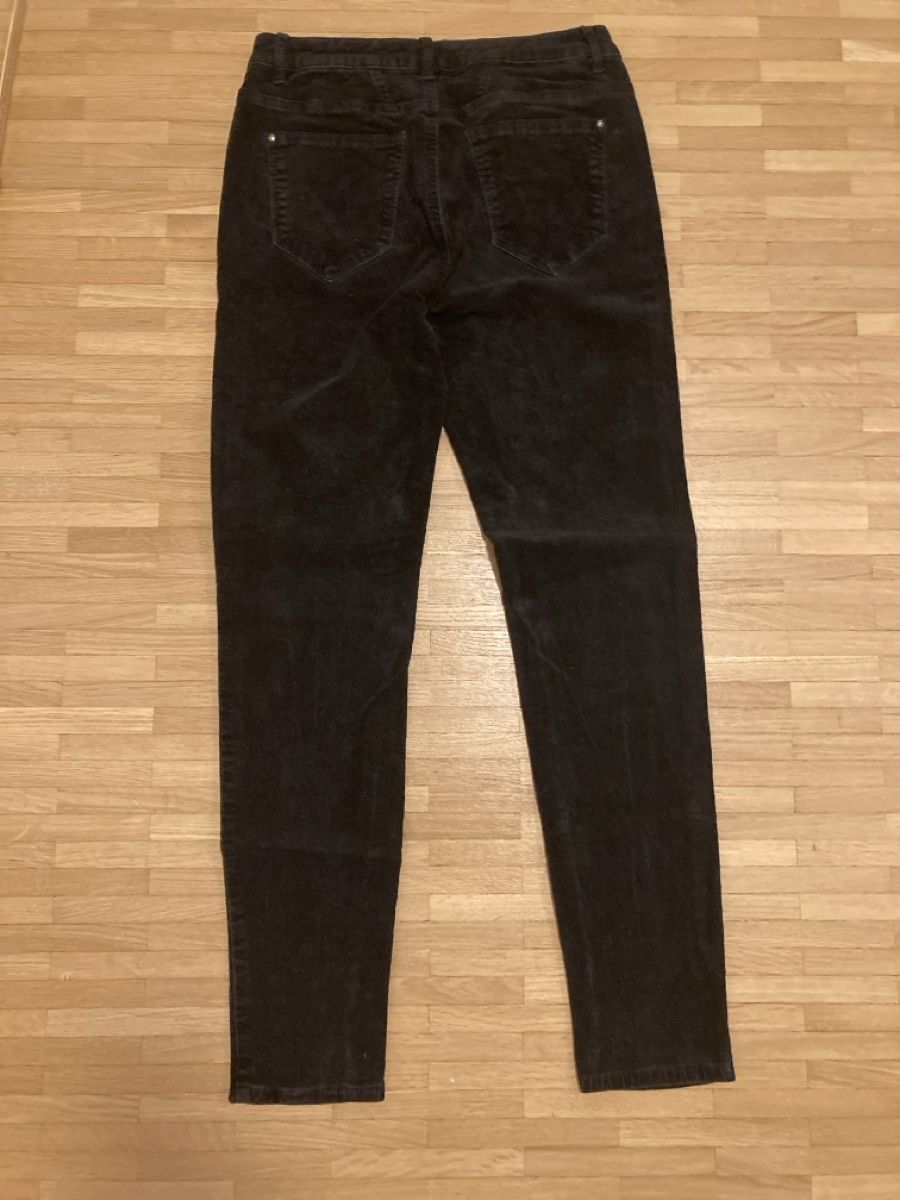 Pantaloni: Schwarze Hose ähnlich Samt – Usato da Urtenen-Schönbühl venduto da alessibas 1
