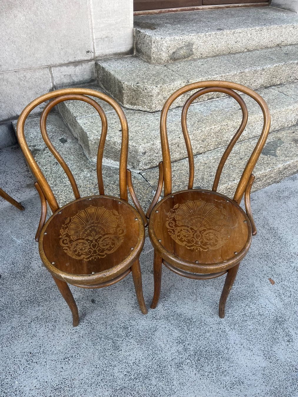 Thonet Chaises: Paire de chaises anciennes – D'occasion à Rue par Stephanie0107