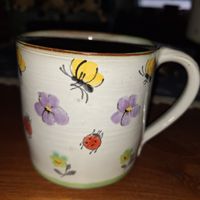 Keramik Tasse bunt bemalt mit Insekten Motiv
