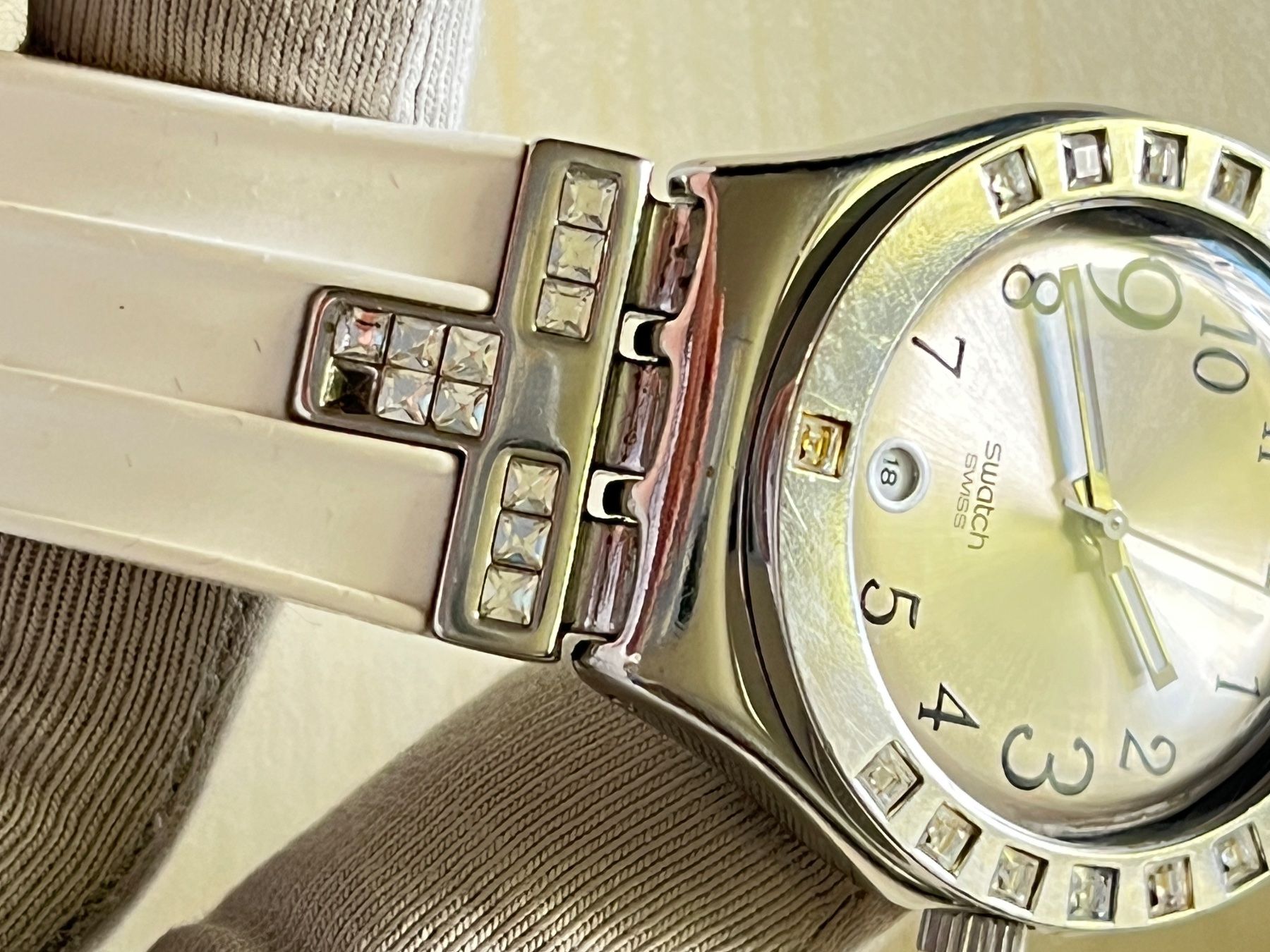 Swatch Orologi: Swatch Uhr Damen weiss mit Steinen – Usato da Grenchen venduto da chththl 5