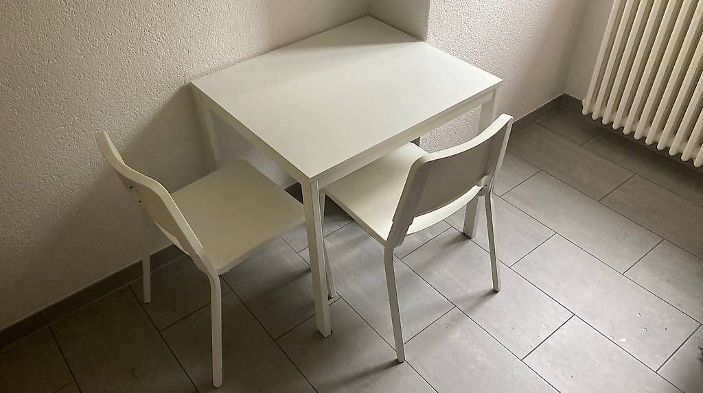 Set di tavolo e panche: Stabiler Ikea-Tisch mit 2 Stühlen – Usato da Bern venduto da Coolwindow 3