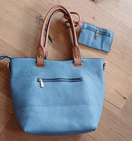 Neue Schöne Handtasche in Top Zustand, blaugrau, mit Täschli
