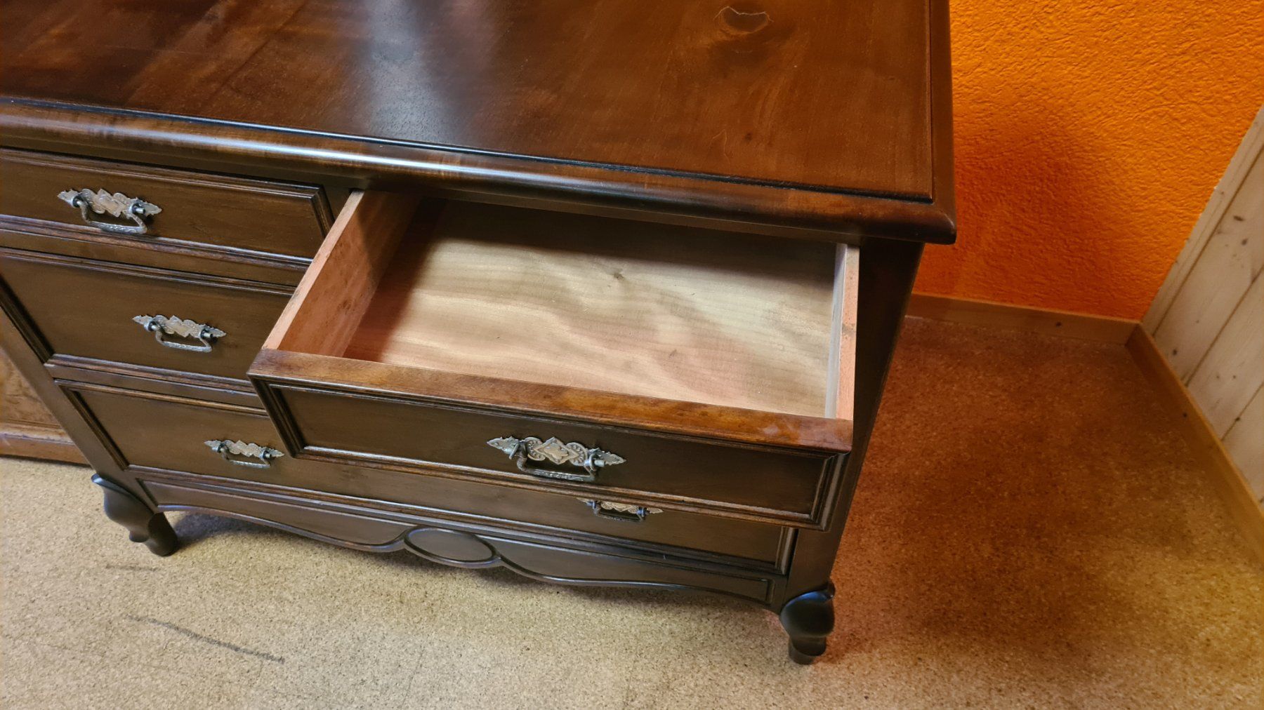 Commodes: Antike Kommode Nussbaum – D'occasion à Schmidrüti par Spashy
