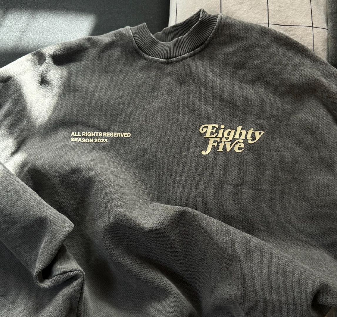 Pulls & Sweat-shirts: Grauer Eighty Five Sweater, Saison 2023, Grösse M – Neuf (Voir description) à BERN par mar_rz79 4