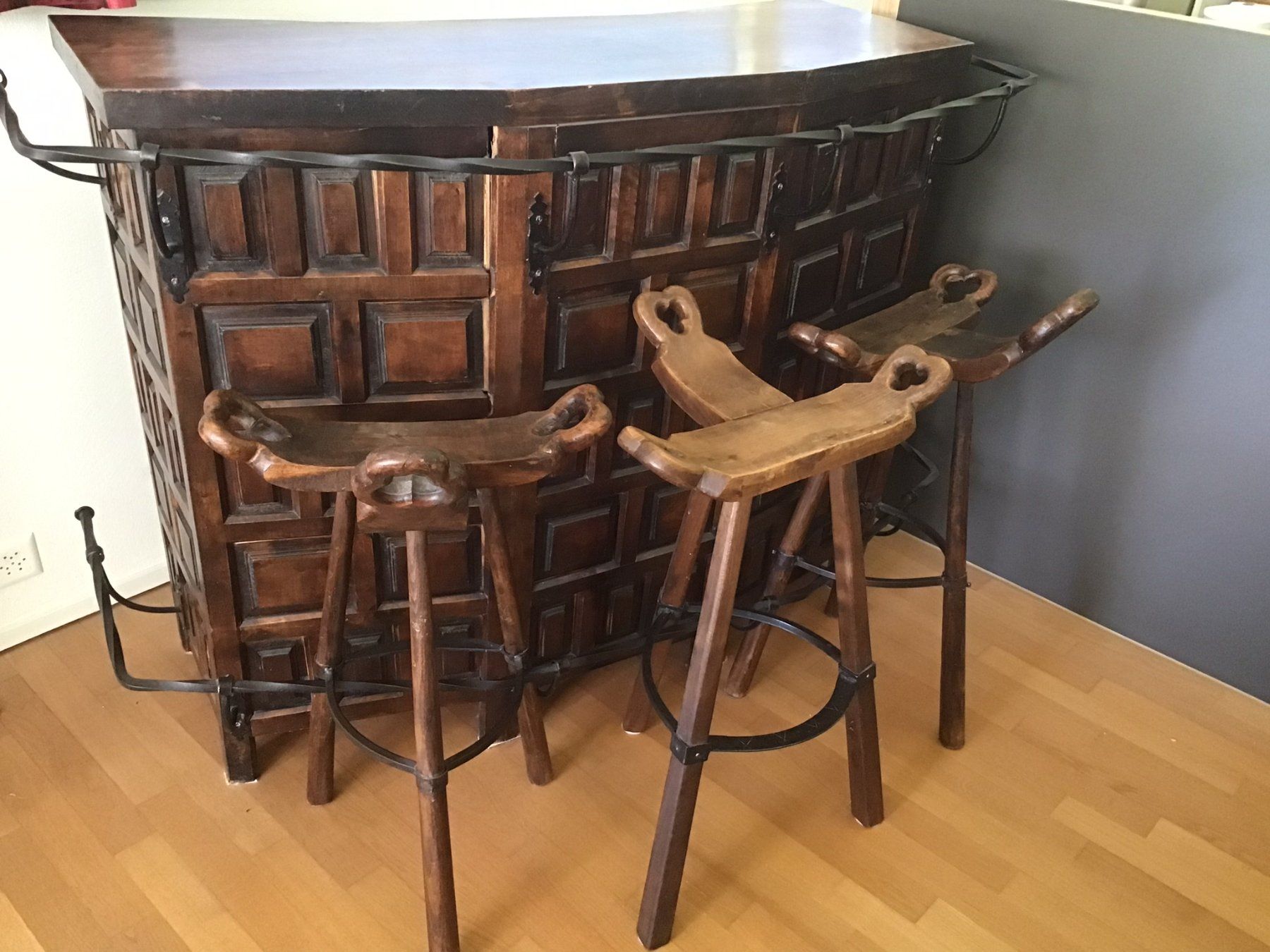 Allestimento di negozi e stand fieristici: Rustikale Bar im spanischen Stil inkl. 3 Barhocker – Usato da Kreuzlingen venduto da Dennis2004 7