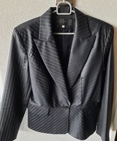 schwarzer Blazer mit feinen Streifen