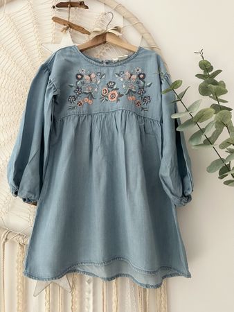Mädchenkleid Jeansstoff mit Stickerei Gr. 116