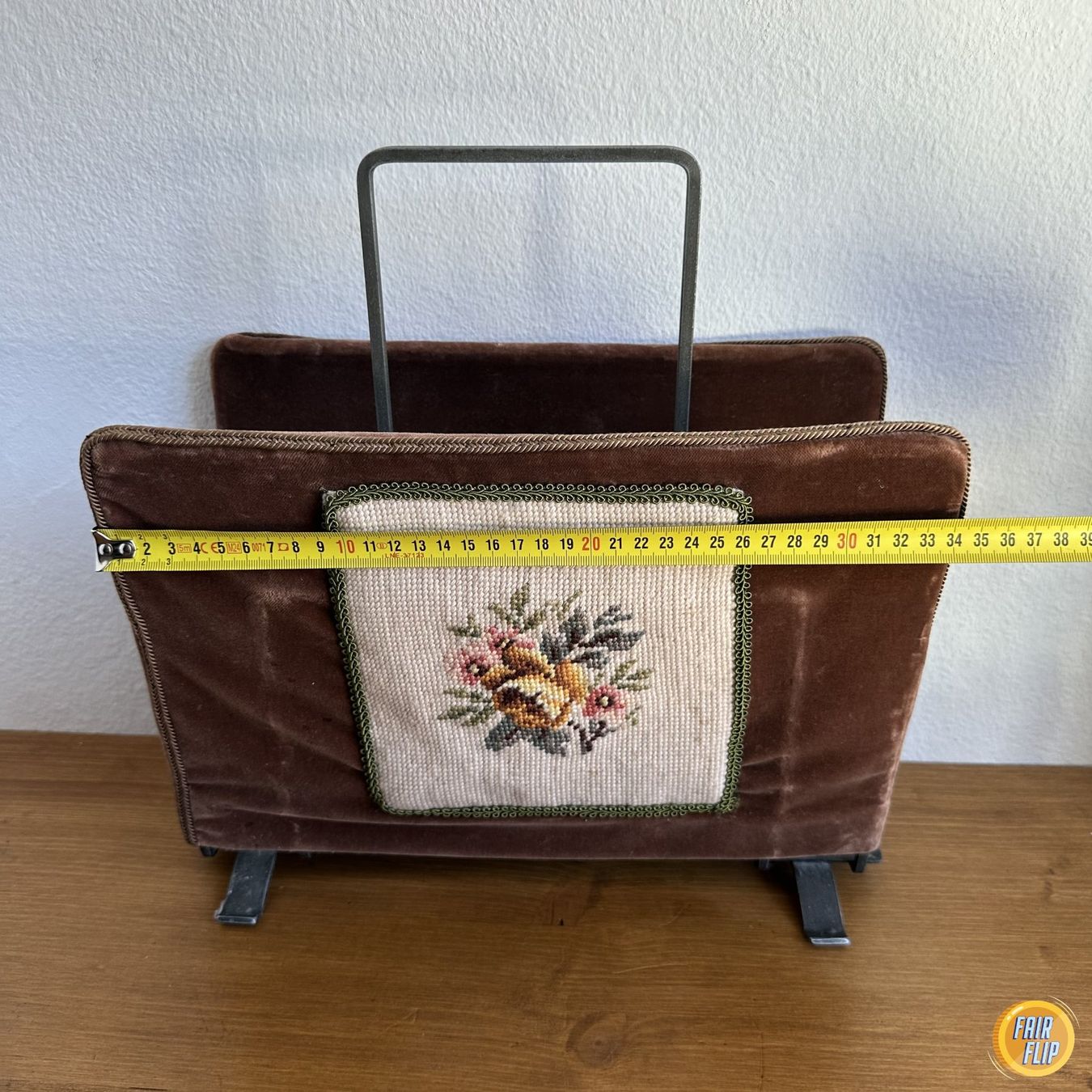 Sonstiges für Haushalt & Wohnen: Vintage Zeitungsständer mit gesticktem Blumenmuster – Gebraucht aus Luzern von fairflip 2