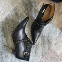 Bottines à talons aiguilles en cuir.