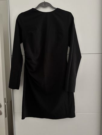 Schwarzes Kleid