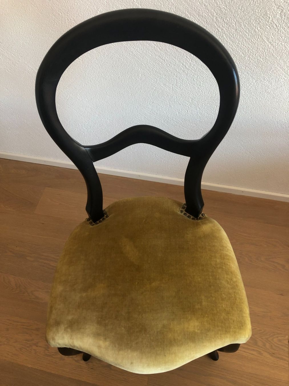Stühle: Antiker Holzstuhl mit Velour-Stoff – Gebraucht aus Samstagern von TAAF 6