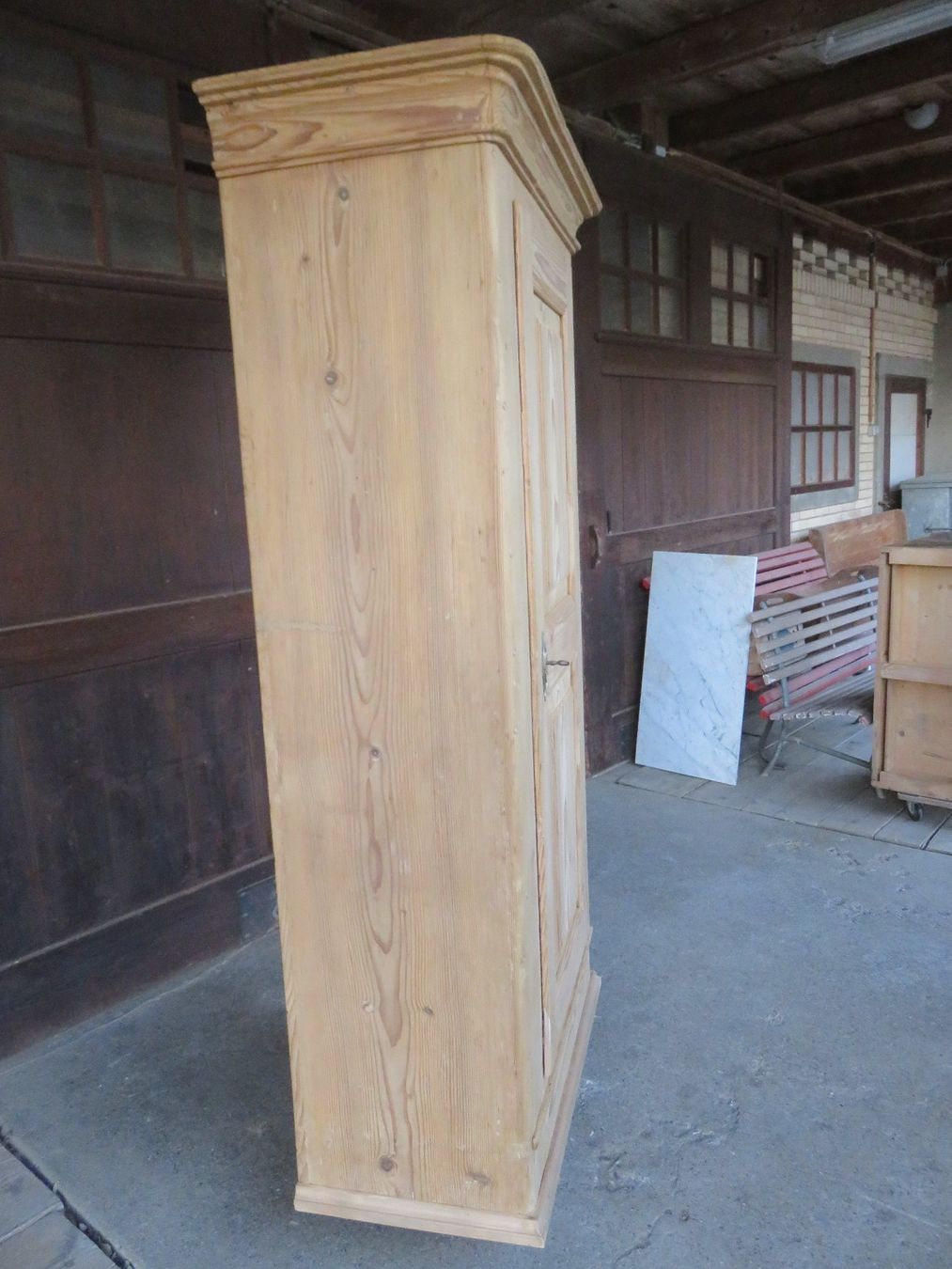Armadi: antiker schmaler Tannen-Schrank – Usato da Ruswil venduto da Mfladibus 2