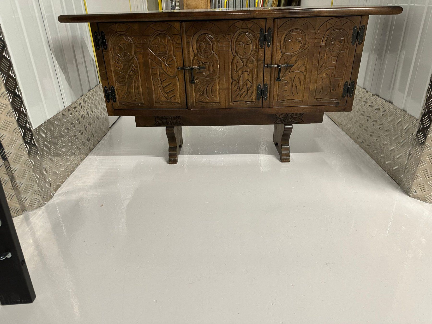Credenze: Solid wood sideboard, carvings, antique style, unique – Usato da Killwangen venduto da bmy_5rtt 2