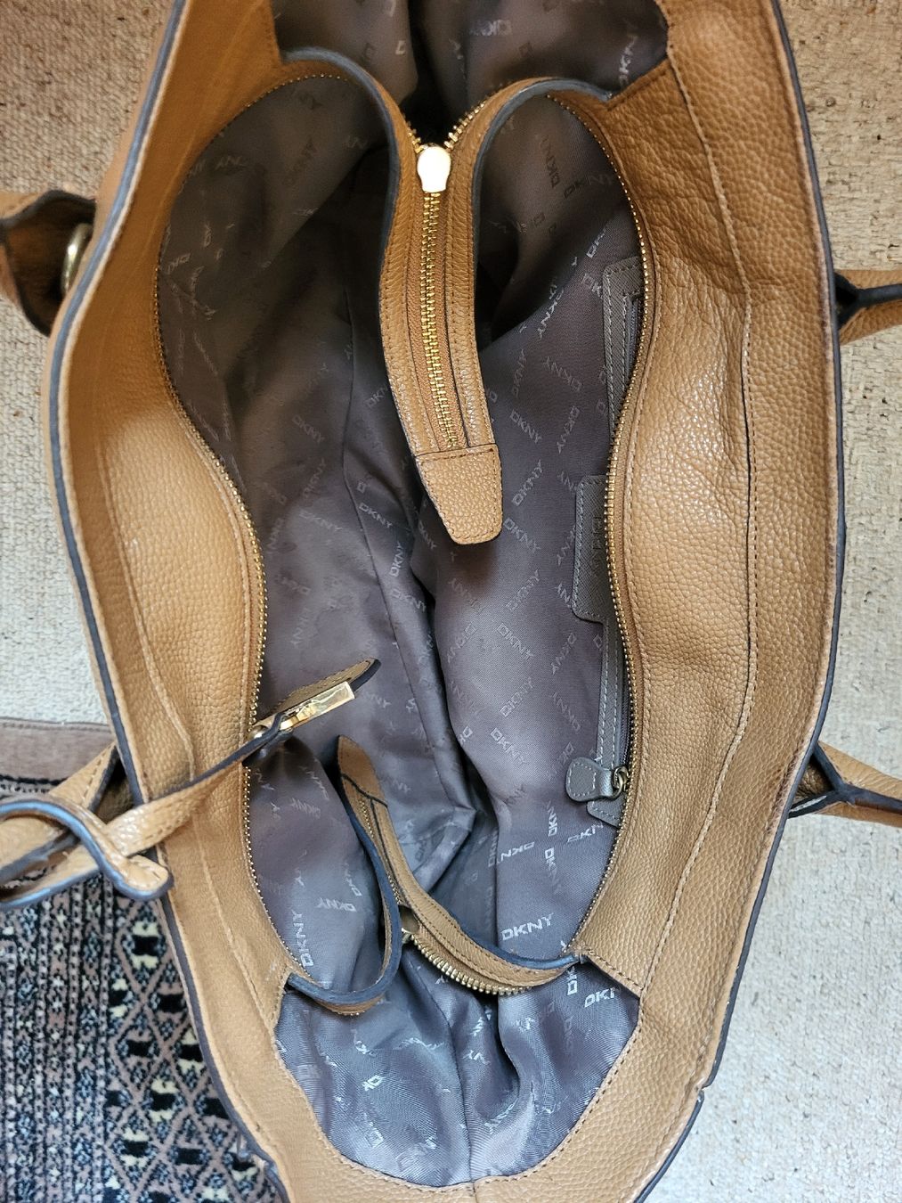 DKNY Taschen für Damen: DKNY Ledertasche – Gebraucht aus Zweisimmen von Adorable 5
