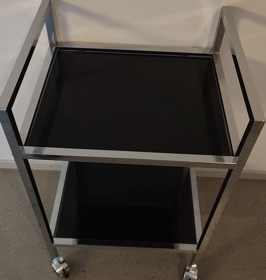 Carrelli di servizio: Moderner Servierwagen Chrom mit Glasplatten in Schwarz – Nuovo (secondo la descrizione) da Zürich venduto da RETRO_FEARLESS 1