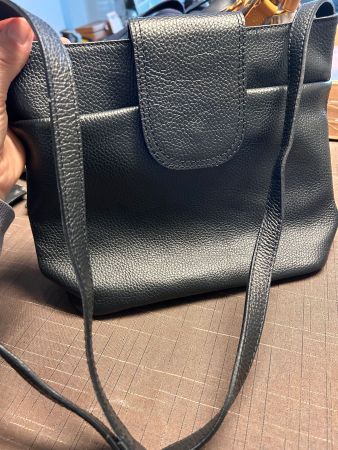 Umhängetasche in schwarzem Leder