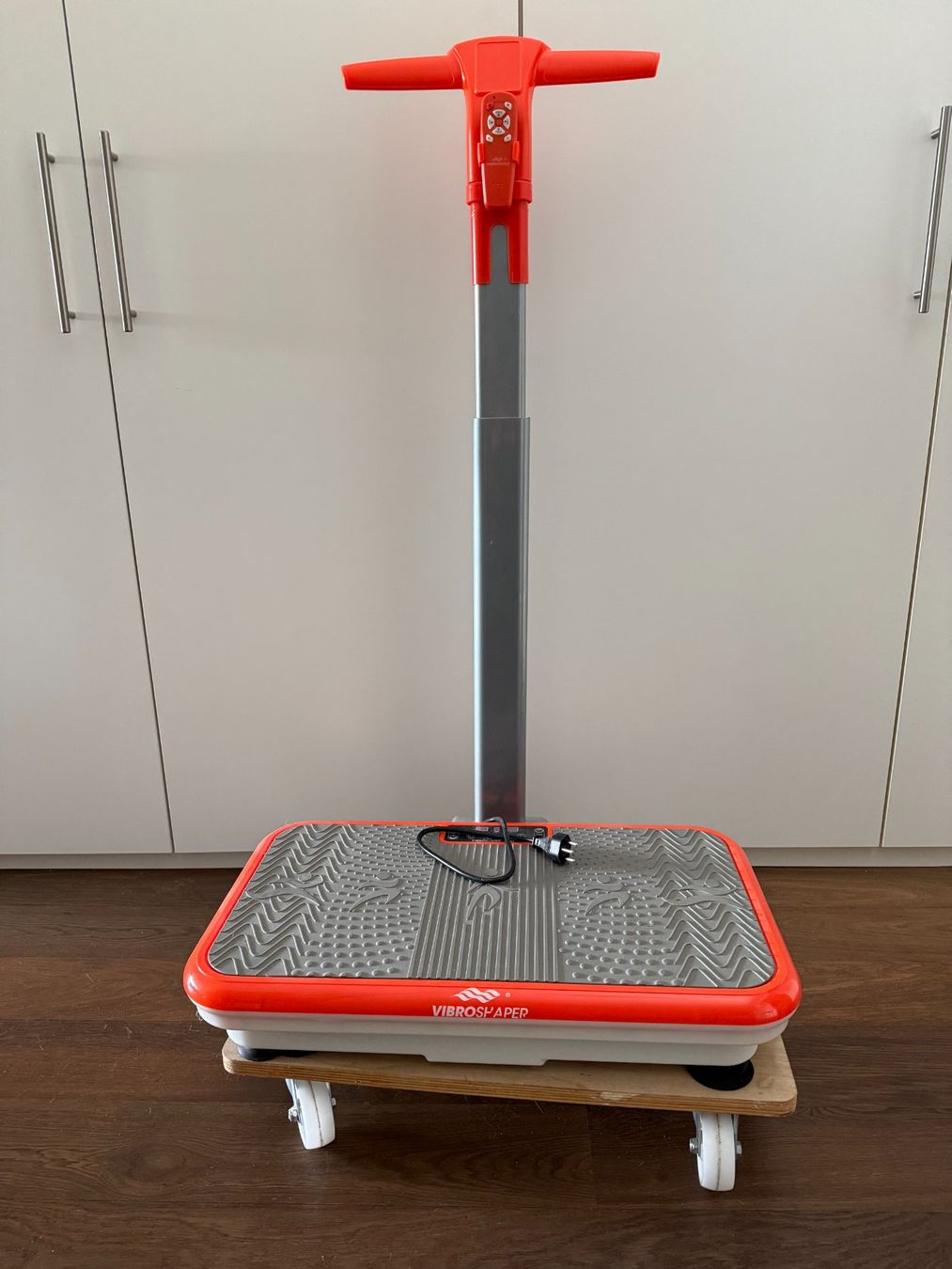 Vibroshaper Hometrainer: Vibro Shaper Power Plate mit Stange – Usato da Ennetbaden venduto da Nzricardo 1