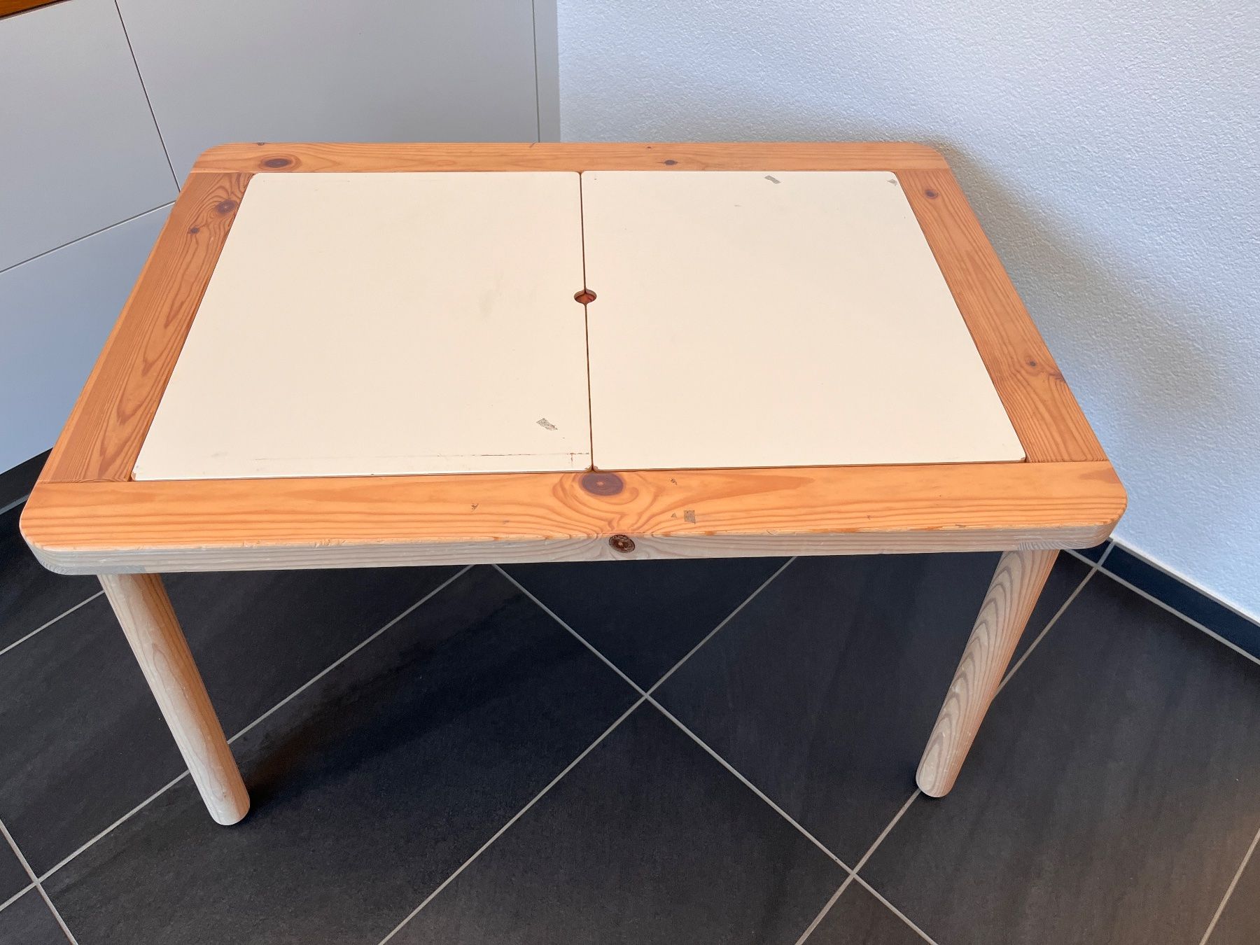 Ikea Tavoli: IKEA Fliset Kindertisch - 502.984.18 – Usato da Brünisried venduto da Seisler88