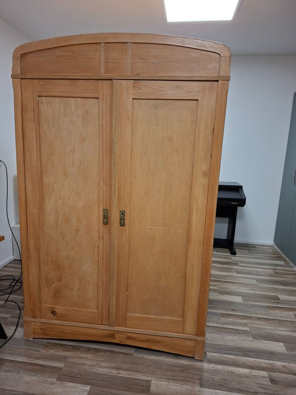 Armadi: Alter Holzschrank – Usato da Hochdorf venduto da Tantemax