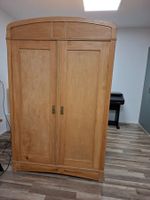 Alter Holzschrank