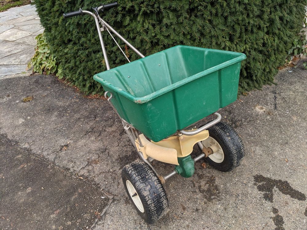 LESCO Broadcast Spreader aus Edelstahl mit Deflektor, 36kg Kaufen auf