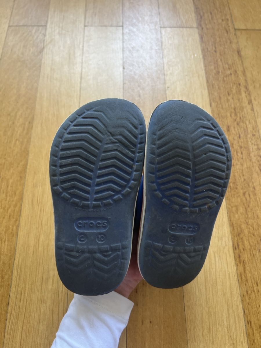 Crocs Schuhe für Jungen: Original Crocs Kinder Clogs blau Gr. C10 – Gebraucht aus Basel von Isi_takes_it_easy 2