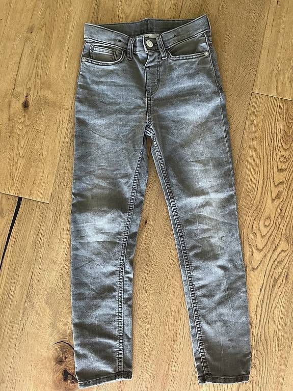 Pantalons: Neue Jeanshose Gr.128 – D'occasion à Oberkirch LU par ocki