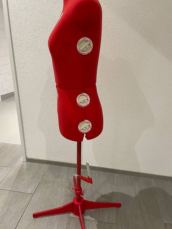 Allestimento di negozi e stand fieristici: Singer 150 Schneiderpuppe  verstellbar, rot – Usato da Dietschwil venduto da rrwinter 2