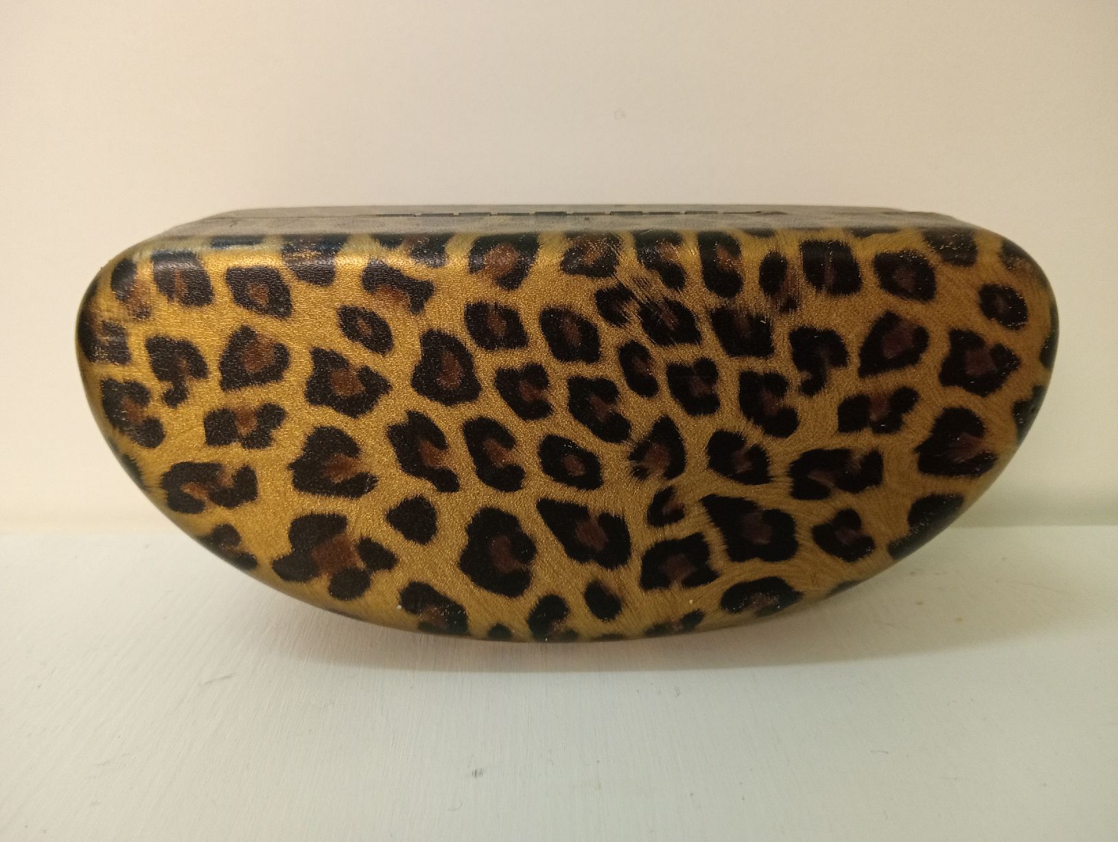 Guess Sonstige Kleidung & Accessoires: Original GUESS Vikky Brillenetui Leopard-Muster Grösse L – Gebraucht aus Allschwil von Evgeniia78 2