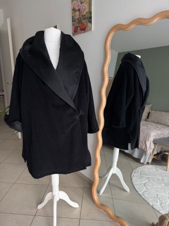 Schwarzer Mantel mit Knebelverschluss
