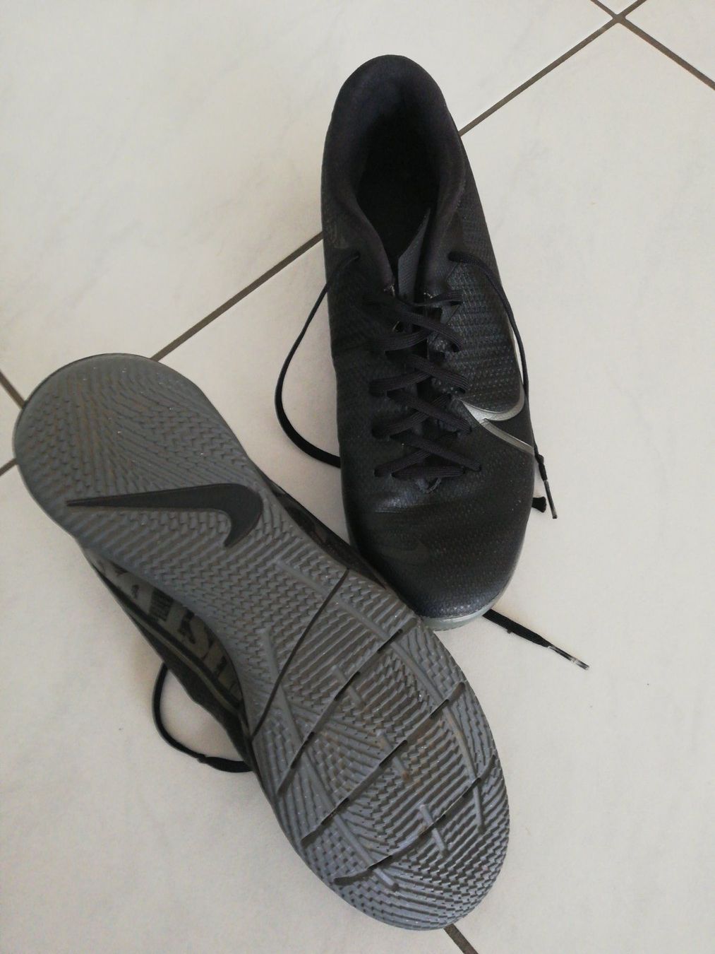 Nike Schuhe für Jungen: Hallenturnschuhe Nike gr 41 – Gebraucht aus Ballwil von fischli01 2