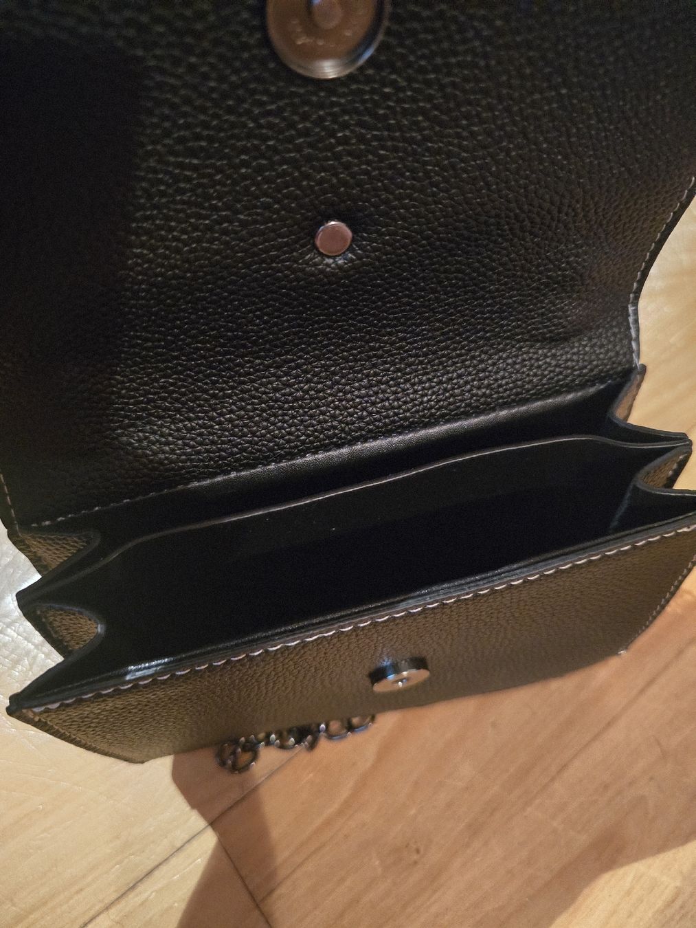 Borse da donna: Schwarze Handtasche mit Kette, neuwertig & modisch! – Nuovo (secondo la descrizione) da Beromünster venduto da viv_x99v 2