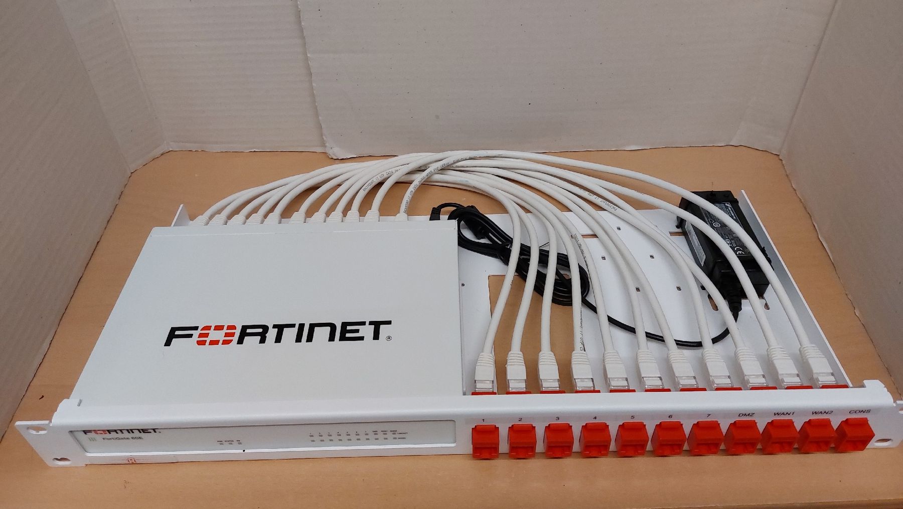 Fortinet Firewall: Fortinet Fortigate Firewall FG60 inkl. Rackmount Kit 19" – Usato da Hinteregg venduto da Amerizium