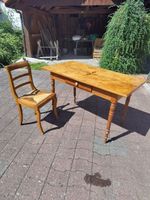 Table de travail en bois avec chaise en bois