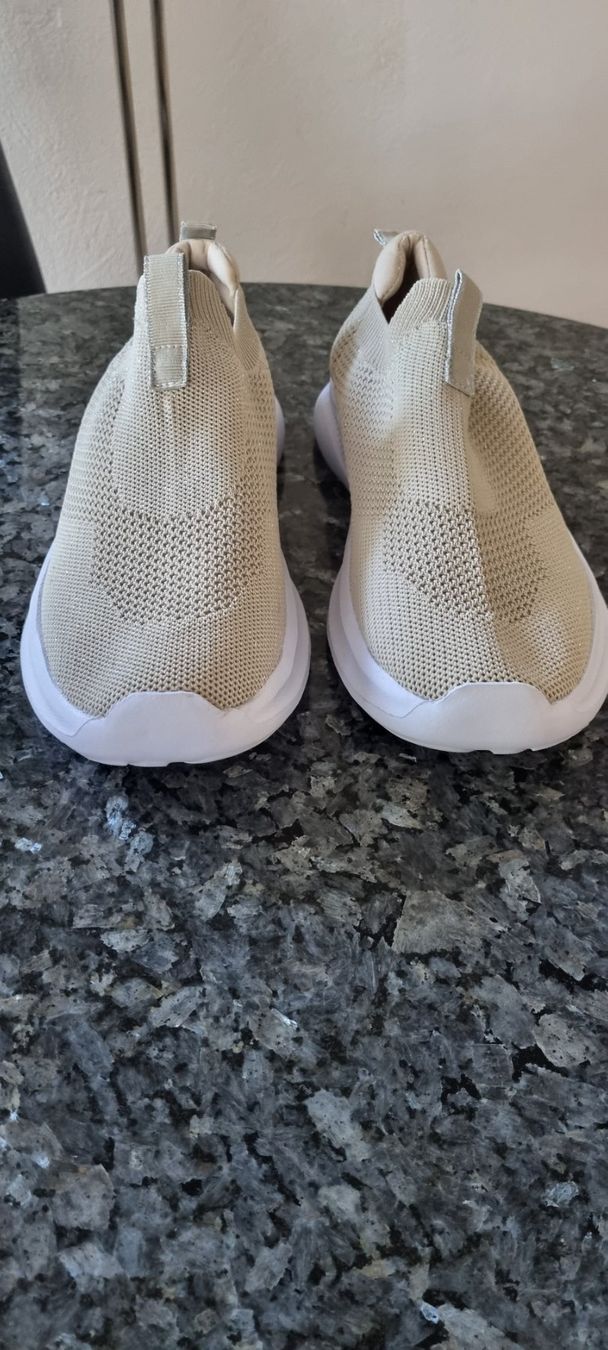 Scarpe da donna: Damenschuhe Sneaker beige Grösse 40 neu – Nuovo (secondo la descrizione) da egliswil venduto da Maggy6