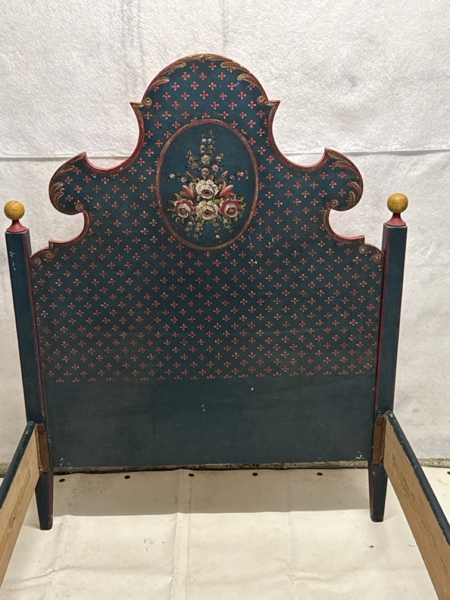 Betten: Antiker Holzbettrahmen 2m lang – Gebraucht aus Grenchen von swiss.antiques 1