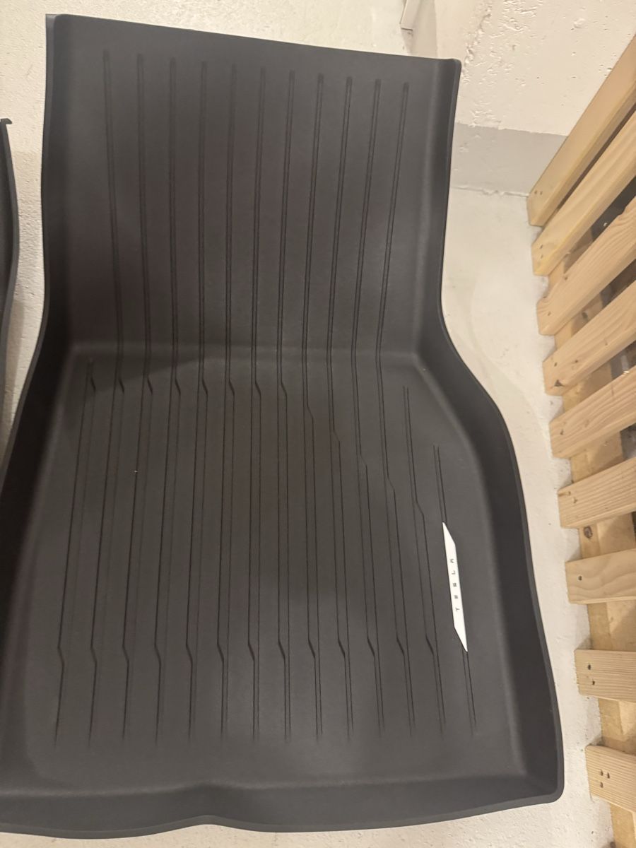 Tesla Tappeti & Tappetini: Fussmatten Set Tesla Model 3/Y Gummi neuwertig – Nuovo e nell'imballaggio originale da Uitikon Waldegg venduto da Vibora1959 1