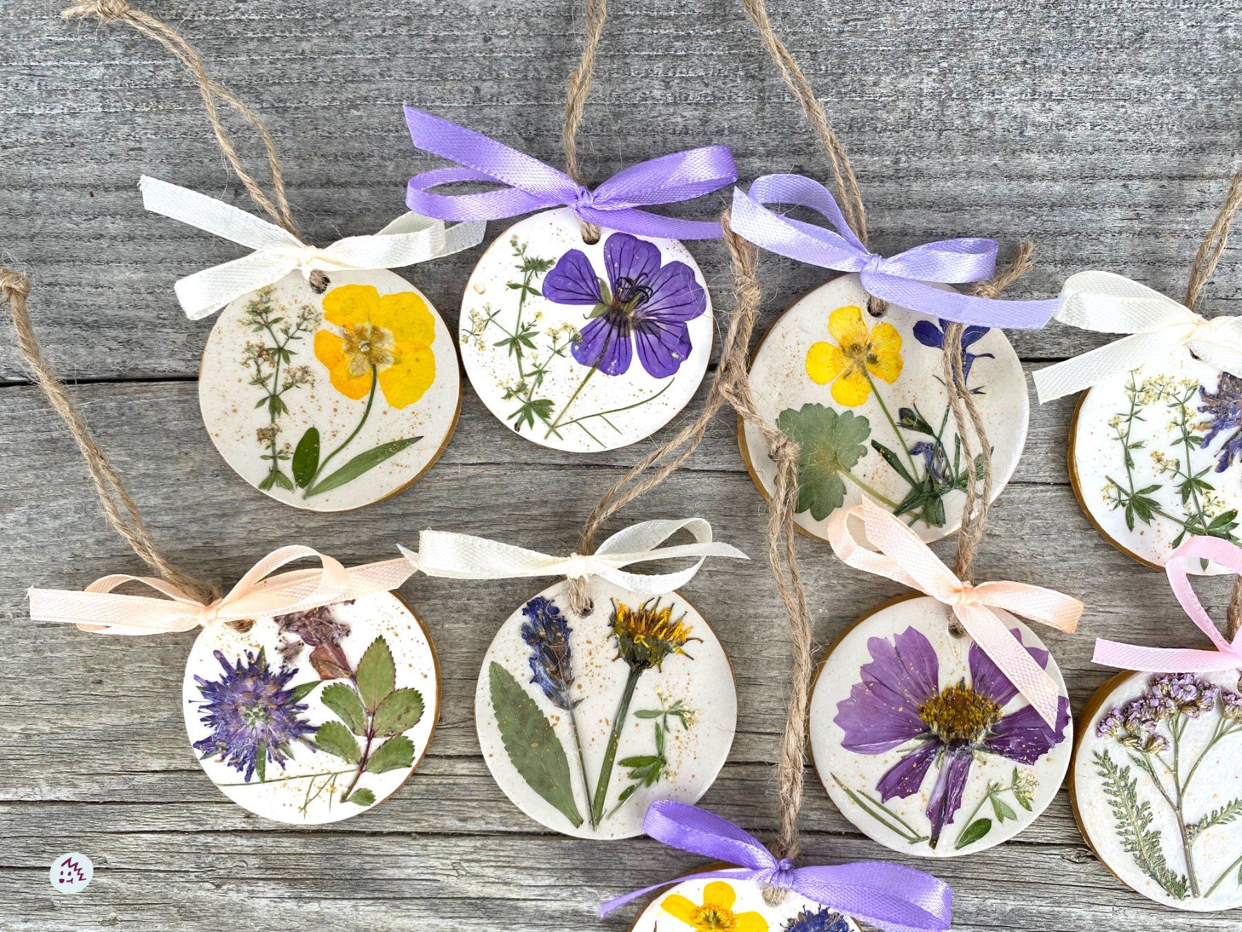 Tutte le decorazioni: Geschenkanhänger, Ton Figur, Deko, Blumen – Nuovo e nell'imballaggio originale da Fanas venduto da Omibia 1